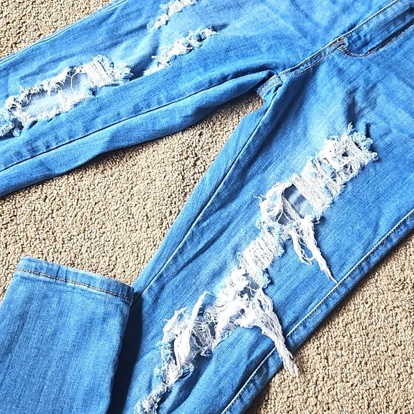 Los Angeles Cutout/Distressed Jeans (3) - Picture 2 of 4